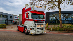 20251019-Tom-Holding-00042